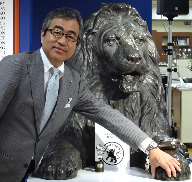日本橋三越の中本店長とグランドセイコーを着用したライオン像