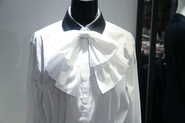 シンプルなシルエットのシャツに、レザーの付け襟やリボンタイプのシャツ飾りで華やかさを添えられる