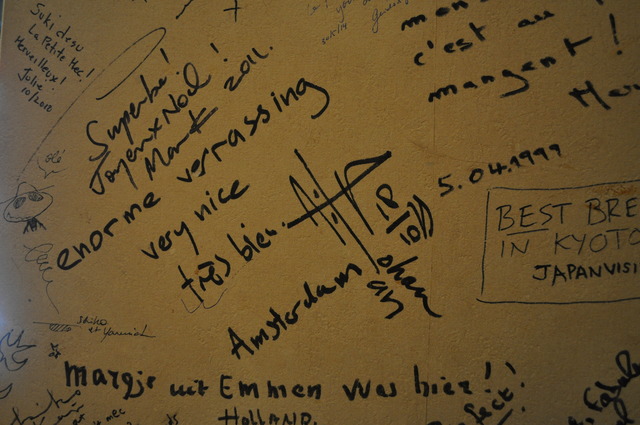 店内の壁は、フランス語を中心としたさまざまな言語のサインや落書きで埋め尽くされている
