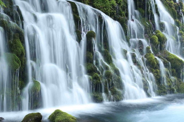 「鳥海山の湧水」。秋田県にかほ市にある元滝伏流水と呼ばれる滝。鳥海山に降った雨や雪が、年を経て火山岩の層の中をろ過され、この滝から地面に噴き出している