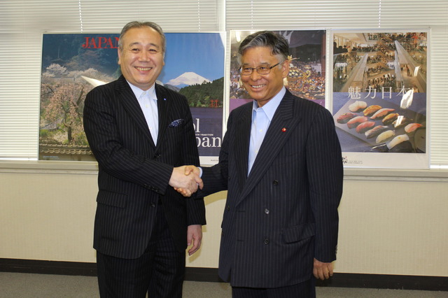 左からクールジャパン機構の太田伸之社長、日本政府観光局の松山良一理事長