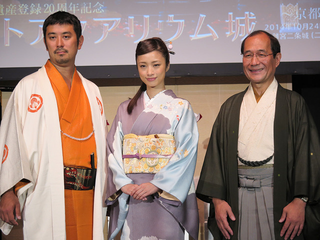 （左から）木村英智、上戸彩、京都市長の門川大作