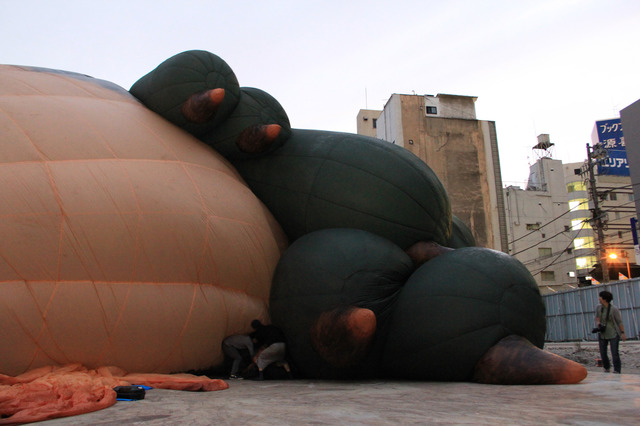 巨大気球作品「スカイホェール（Skywhale）」に空気を送り込んでいる