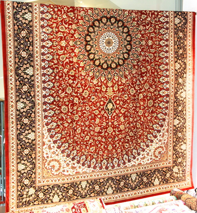 伝統的デザインや色柄をもつペルシア絨毯が紹介されている