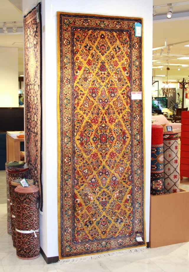 長い伝統を持つペルシア絨毯は伝統的デザインや色づかいが特徴