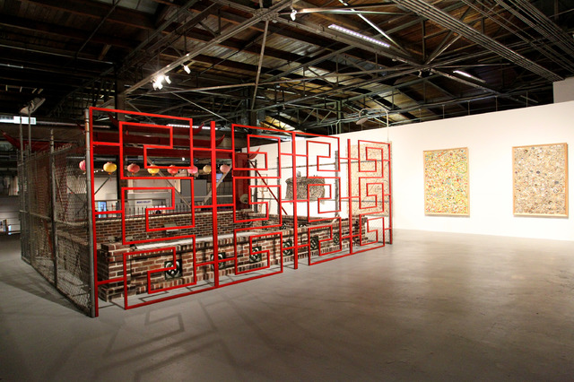 ロサンゼルス現代美術館で行われたマイク・ケリー「ポップ・カルチャーとカウンターカルチャーの融合」展