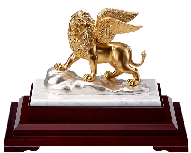 320万円のゴールドライオン像