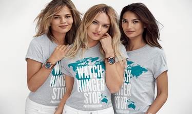 スーパーモデルのクリッシー・テイゲン、キャンディス・スワンポール、リリー・アルドリッチは、Tシャツを着用してキャンペーンを支援