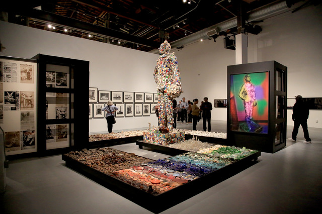 ロサンゼルス現代美術館で行われたマイク・ケリー「ポップ・カルチャーとカウンターカルチャーの融合」展