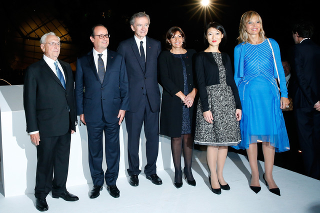 左からフランク・ゲーリー、フランソワ・オランド大統領、ベルナール・アルノー、アンヌ・イダルゴ、フルール・ペルラン、エレーヌ・アルノー