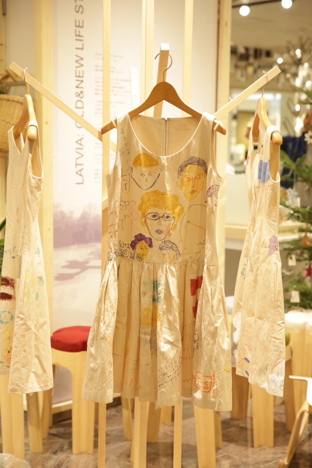 アート集団「ミーム」の作品は、ラトビアの首都リガで現地で出会った人たちに描いてもらったデザインのドレス
