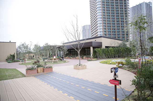 日本最大級となる広さ4,300平方メートルの屋上庭園「ぐらんぐりんガーデン」