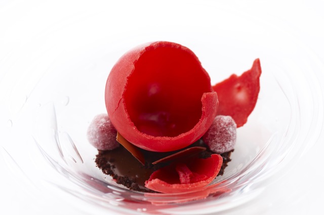 赤い果実の冷製スフェラ お茶のクリーム 結晶化したラズベリー