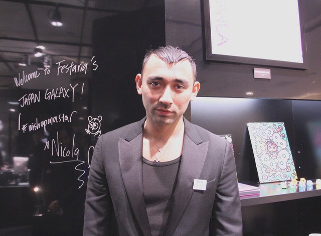 1月3日には、ニコラ氏も伊勢丹新宿店の店頭に現れ、壁面に次々とサインを書いていた