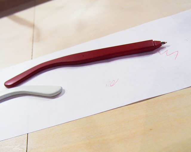 ペンを耳にかける仕草をモチーフとした「ALT DESIGN WORKS」のペン