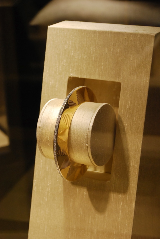 プラチナ、ゴールド、ダイアモンドを使用したブレスレットは1952年のアーカイブ作品