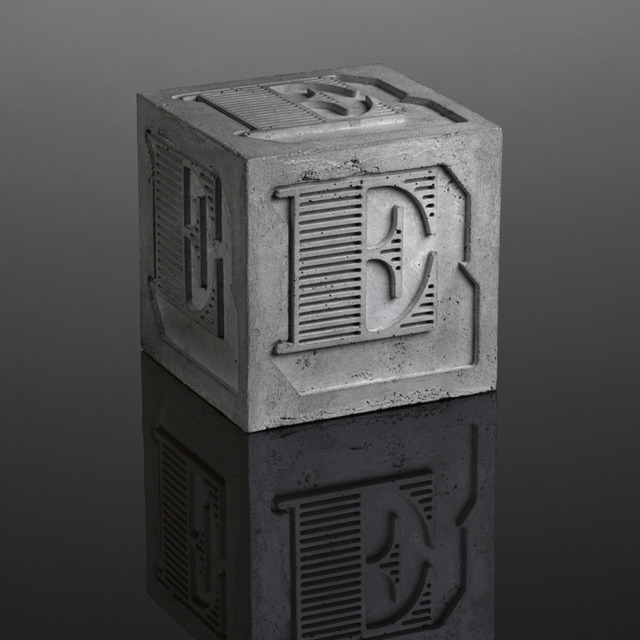 ベン・アインのタイポグラフィーが印字されたキューブ「objet d’art」