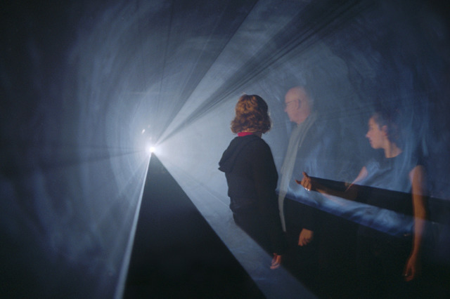 アンソニー・マッコール「円錐を描く線 2.0」 1973／2010年 映像インスタレーション サイズ可変