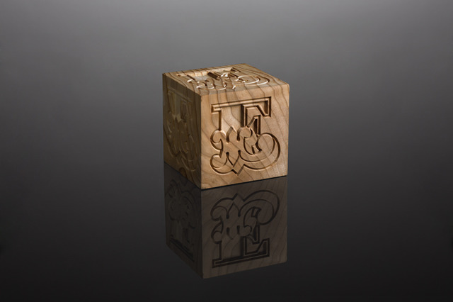 ベン・アインのタイポグラフィーが印字されたキューブ「objet d’art」