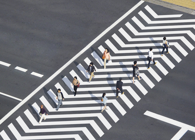 スムーズに渡ることができる、矢印を融合した横断歩道『>crosswalk<』（KAMINAKANAOKIproject2015）