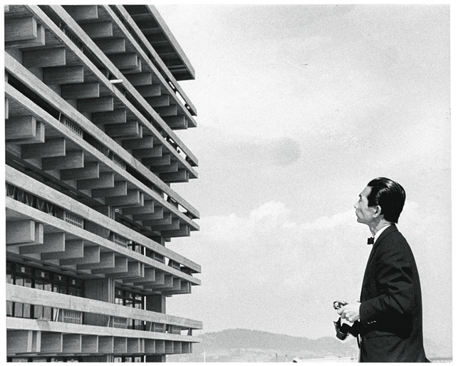 カメラを手に竣工当時の香川県庁舎と対峙する丹下 1958 年頃撮影 撮影者不明
