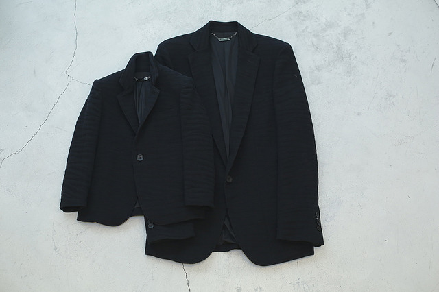 大人と同じテキスタイルを使い、同じ縫製工場で作られたジャケット（左）