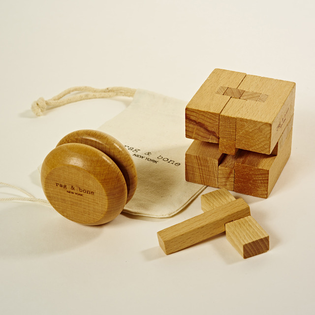 キッズコレクションの木製のキューブパズル（3,000円）とヨーヨー（3,000円）