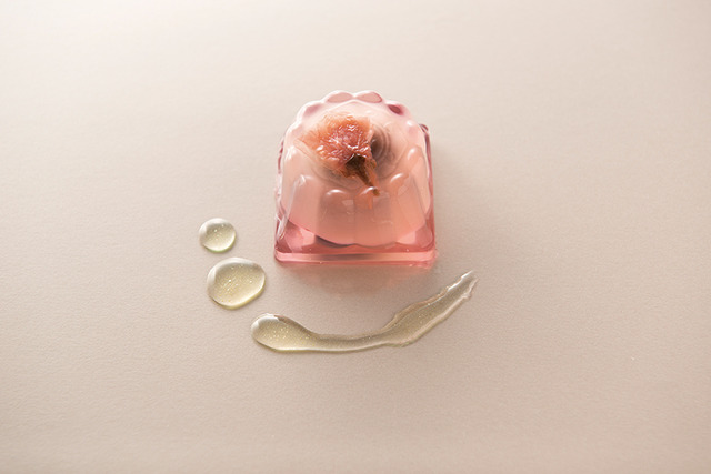 透明感ある桜ゼリーに包まれた「円果天」水晶月餅 桜餅（400円）