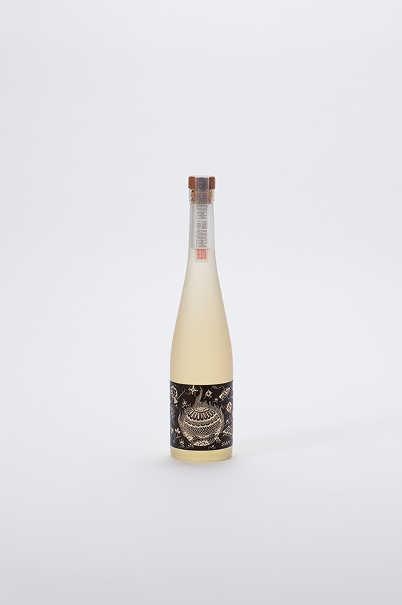 石川県、福光屋では山田錦を使用した純米酒で、黄櫨染風の色合いを表現した