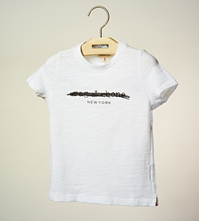 キッズコレクションのユニセックスなTシャツ（6,900円）