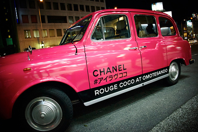 今回特別に予約できる「ルージュ ココ タクシー」も走行。