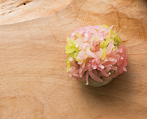 季節の変化と共に装いを変える山桜を表現した「小布施堂Shinjuku」の栗鹿ノ子桜餅（350円）