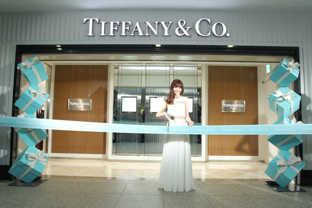 ティファニーが横浜ランドマークプラザ店のリニューアルを記念し、テープカットセレモニーを実施
