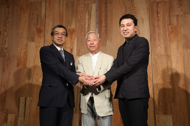 新素材研究所の杉本氏、榊田氏と、三越伊勢丹ホールディングス 代表取締役社長 大西洋氏。