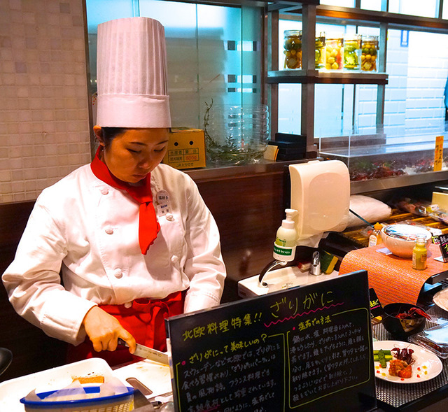 伊勢丹新宿店地下食品フロアの「東洋水産」では、北欧フェア期間中、ザリガニ料理が提案されている
