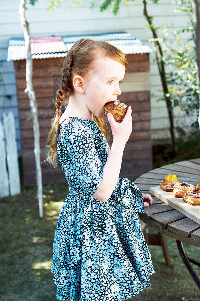 （写真はイメージ）アンデルセンのティータイムペストリーアソートを食べる少女