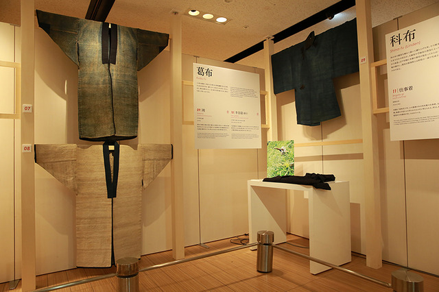吉田真一郎のコレクションを通じ、日本の自然布と大麻布の歴史を知ることが出来る