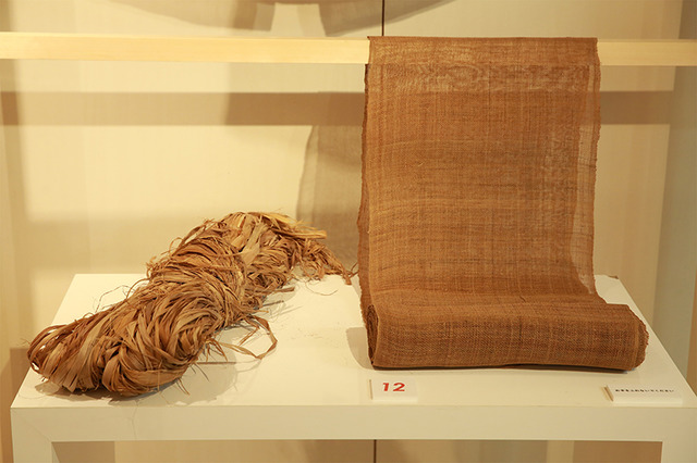 吉田真一郎コレクションより、科布の反物。科布とは科の機の樹皮を細かく裂いて織り上げた布
