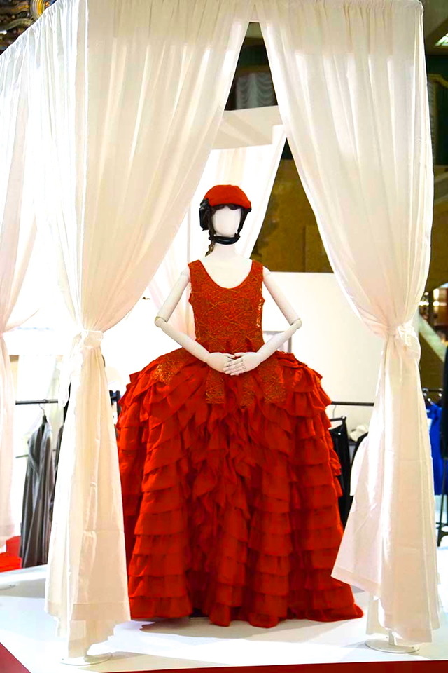 会場中央には麻世妙を赤く染めたウェディングドレスが展示販売されている