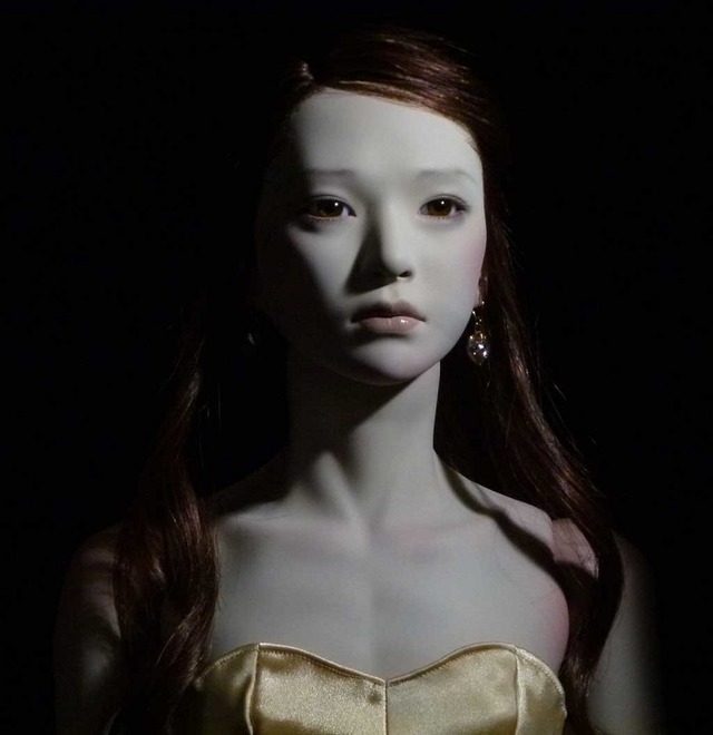 中嶋清八「ドレスの少女」2015年、ミクストメディア、人形90cm