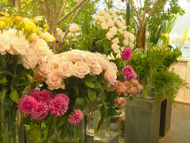 店内にはカラーごとに様々な花が用意されている