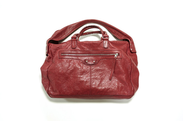 こちらも肩がけ可能な別所さんの私物バッグ。鮮やかな赤は「バレンシアガ（Balenciaga）」のもの