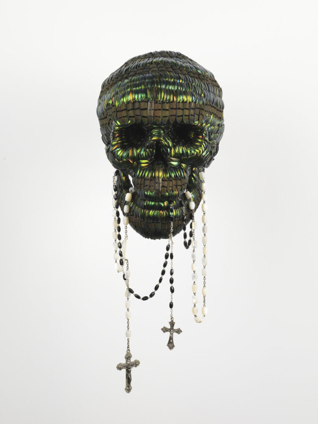 《SKULL WITH THE TOOL OF POWER（髑髏と権力の道具）》, 2013,  Mixture of jewel beetle wing-cases, polymers, silver（玉虫の鞘翅、ポリマー、銀）, 42 x 16 x 21 cm