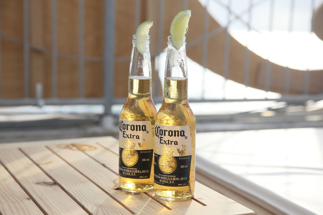 メキシコ産輸入ビール「コロナ・エキストラ」にライムを添えて