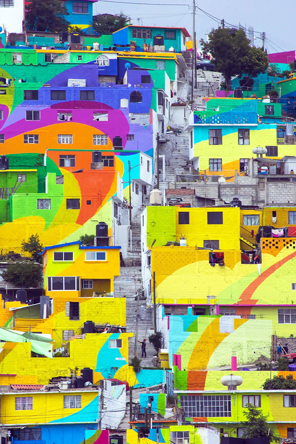 メキシコの住宅街に突如現れた色鮮やかな巨大壁画。カラフルな暮らしで住民の心に変化？