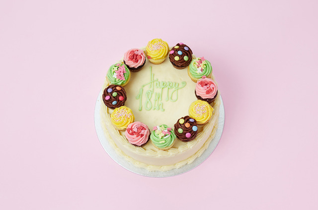 ホールケーキにカップケーキを乗せた「Party Cake」も特注サービスで提供