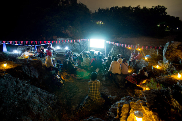 オールナイトの野外映画フェス「夜空と交差する森の映画祭 2015」のチケットの追加販売が決定