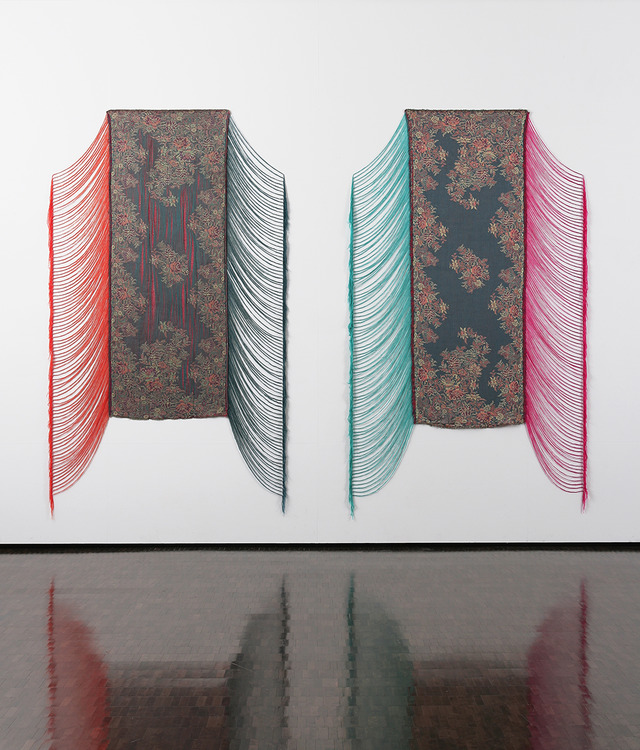 チューリッヒのエキシビションの際に展示した作品と同シリーズの作品「Two Identical Scarves from H&M #1」