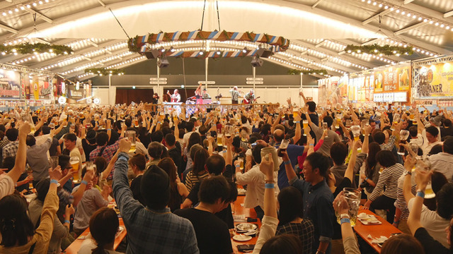 「横浜オクトーバーフェスト2015」が横浜赤レンガ倉庫のイベント広場で開催