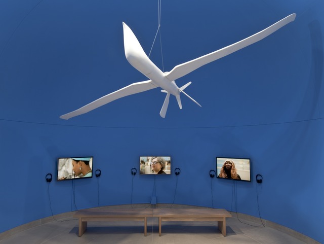 《人々の国際連合（pUN） ドローンの鳩》Installation view at the Hammer Museum, Los Angeles, 2015Photo : Brian Forrest（c）Pedro Reyes